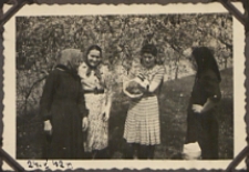 Fotografie z albumu rodziny Stanisławy Ladwiniec z Białej Podlaskiej : przy domu rodzinnym na ul. Nowej