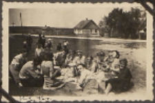 Fotografie z albumu rodziny Stanisławy Ladwiniec z Białej Podlaskiej : majówka bialskiej młodzieży