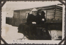 Fotografie z albumu rodziny Stanisławy Ladwiniec z Białej Podlaskiej : młoda para w saniach