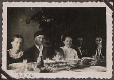 Fotografie z albumu rodziny Stanisławy Ladwiniec z Białej Podlaskiej : przyjęcie weselne