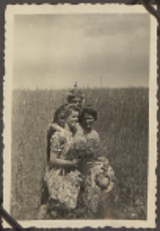 Fotografie z albumu rodziny Stanisławy Ladwiniec z Białej Podlaskiej : Stanisława Ladwiniec z przyjaciółką Anną Goriaczko
