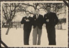 Fotografie z albumu rodziny Stanisławy Ladwiniec z Białej Podlaskiej: w ogrodzie przy ul. Nowej