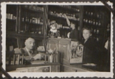 Fotografie z albumu rodziny Stanisławy Ladwiniec z Białej Podlaskiej : skład drogeryjno-apteczny przy Placu Wolności w Białej Podlaskiej