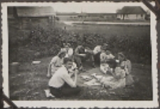 Fotografie z albumu rodziny Stanisławy Ladwiniec z Białej Podlaskiej: wycieczka bialskiej młodzieży w okolice Janowa Podlaskiego