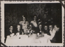 Fotografie z albumu rodziny Stanisławy Ladwiniec z Białej Podlaskiej : spotkanie towarzyskie w domu przy ul. Nowej