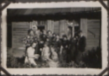Fotografie z albumu rodziny Stanisławy Ladwiniec z Białej Podlaskiej : spotkanie towarzyskie w domu przy ul. Nowej