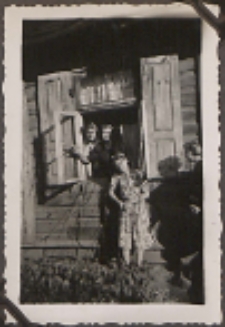 Fotografie z albumu rodziny Stanisławy Ladwiniec z Białej Podlaskiej : spotkanie towarzyskie w domu przy ul. Nowej