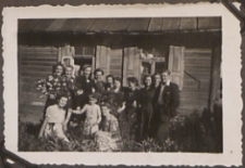 Fotografie z albumu rodziny Stanisławy Ladwiniec z Białej Podlaskiej : rodzina i przyjaciele przed domem Ladwińców przy ul. Nowej