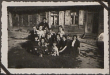 Fotografie z albumu rodziny Stanisławy Ladwiniec z Białej Podlaskiej : rodzina i przyjaciele przed domem Ladwińców przy ul. Nowej
