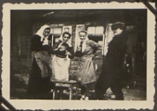 Fotografie z albumu rodziny Stanisławy Ladwiniec z Białej Podlaskiej : inscenizacja teatralna przed domem przy ul. Nowej