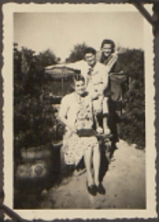 Fotografie z albumu rodziny Stanisławy Ladwiniec z Białej Podlaskiej : koleżanki na spacerze