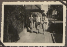 Fotografie z albumu rodziny Stanisławy Ladwiniec z Białej Podlaskiej : koleżanki na ulicy w Białej Podlaskiej