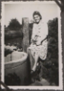 Fotografie z albumu rodziny Stanisławy Ladwiniec z Białej Podlaskiej: Anna Goriaczko przyjaciółka Stanisławy Ladwiniec przy studni na podwórku przy ul. Nowej
