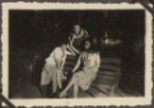 Fotografie z albumu rodziny Stanisławy Ladwiniec z Białej Podlaskiej : bialczanki na spacerze w Białej Podlaskiej i okolicy