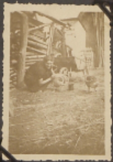 Fotografie z albumu rodziny Stanisławy Ladwiniec z Białej Podlaskiej : Stanisława Ladwiniec na podwórku przy ul. Nowej