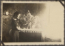 Fotografie z albumu rodziny Stanisławy Ladwiniec z Białej Podlaskiej : Stanisława Ladwiniec w domu rodzinnym przy ul. Nowej