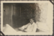 Fotografie z albumu rodziny Stanisławy Ladwiniec z Białej Podlaskiej : wnętrze domu Ladwińców przy ul. Nowej