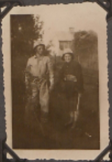 Fotografie z albumu rodziny Stanisławy Ladwiniec z Białej Podlaskiej : Stanisława i Kazimierz Ladwińcowie w strojach strażackich