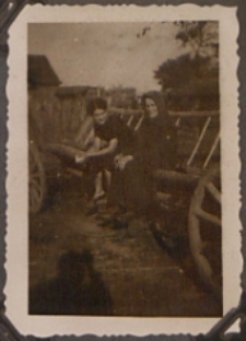 Fotografie z albumu rodziny Stanisławy Ladwiniec z Białej Podlaskiej : Stanisława Ladwiniec i Zofia Ladwiniec na wozie drabiniastym