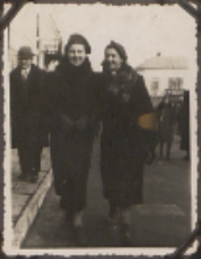 Fotografie z albumu rodziny Stanisławy Ladwiniec z Białej Podlaskiej : bialczanki na Placu Wolności w Białej Podlaskiej