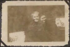 Fotografie z albumu rodziny Stanisławy Ladwiniec z Białej Podlaskiej: Stanisława Ladwiniec z babcią Zofią Ladwiniec z Kokalskich w domu rodzinnym przy ul. Nowej