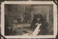 Fotografie z albumu rodziny Stanisławy Ladwiniec z Białej Podlaskiej : Stanisława Ladwiniec w domu rodzinnym przy ul. Nowej