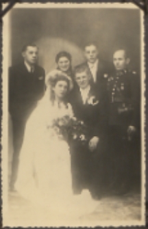 Fotografie z albumu rodziny Stanisławy Ladwiniec z Białej Podlaskiej : fotografia ślubna Kazimierza Ladwińca i Stanisławy Szyc