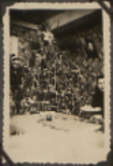 Fotografie z albumu rodziny Stanisławy Ladwiniec z Białej Podlaskiej : ślubne przyjęcie Kazimierza Ladwińca i Stanisławy Szyc w domu Ladwińców przy ul. Nowej - Boże Narodzenie