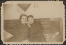 Fotografie z albumu rodziny Stanisławy Ladwiniec z Białej Podlaskiej : Franciszka Kroszczyńska i Stanisława Ladwiniec