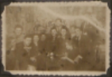 Fotografie z albumu rodziny Stanisławy Ladwiniec z Białej Podlaskiej : spotkanie towarzyskie młodzieży
