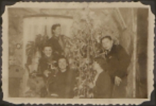 Fotografie z albumu rodziny Stanisławy Ladwiniec z Białej Podlaskiej : grupa młodzieży przy choince w domu przy ul. Nowej