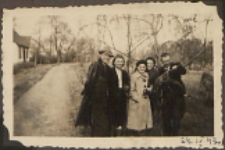 Fotografie z albumu rodziny Stanisławy Ladwiniec z Białej Podlaskiej : młodziez na spacerze w okolicach bialskiego szpitala