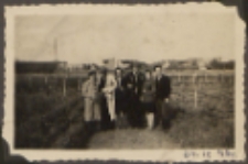 Fotografie z albumu rodziny Stanisławy Ladwiniec z Białej Podlaskiej : młodzież na spacerze po Białej Podlaskiej i okolicy