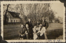 Fotografie z albumu rodziny Stanisławy Ladwiniec z Białej Podlaskiej : młodzież na spacerze w okolicach bialskiego szpitala