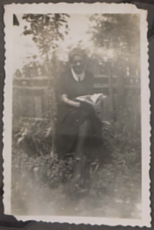 Fotografie z albumu rodziny Stanisławy Ladwiniec z Białej Podlaskiej : Stanisława Ladwiniec na podwórku przy ul. Nowej