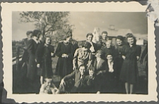 Fotografie z albumu rodziny Stanisławy Ladwiniec z Białej Podlaskiej : rodzina i przyjaciele na podwórku Ladwińców przy ul. Nowej