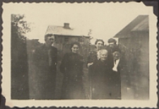 Fotografie z albumu rodziny Stanisławy Ladwiniec z Białej Podlaskiej : rodzina Ladwińców na podwórku przy ul. Nowej