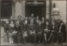 Fotografie z albumu rodziny Stanisławy Ladwiniec z Białej Podlaskiej : zdający egzamin na dyplomowanego materialistę