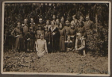 Fotografie z albumu rodziny Stanisławy Ladwiniec z Białej Podlaskiej : uczennice kl. VI-VII Szkoły Powszechnej Królowej Jadwigi w Białej Podlaskiej