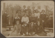 Fotografie z albumu rodziny Stanisławy Ladwiniec z Białej Podlaskiej : uczennice Szkoły Powszechnej im. Królowej Jadwigi w Białej Podlaskiej