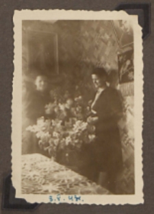 Fotografie z albumu rodziny Stanisławy Ladwiniec z Białej Podlaskiej : Stanisława Ladwiniec z matką Zofią z Kokalskich Ladwiniec w domu rodzinnym przy ul. Nowej