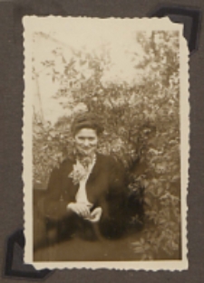 Fotografie z albumu rodziny Stanisławy Ladwiniec z Białej Podlaskiej : Stanisława Ladwiniec na podwórzu domu rodzinnego przy ul. Nowej