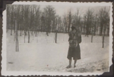 Fotografie z albumu rodziny Stanisławy Ladwiniec z Białej Podlaskiej : Stanisława Ladwiniec na tle zimowego krajobrazu