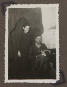 Fotografie z albumu rodziny Stanisławy Ladwiniec z Białej Podlaskiej : Franciszka i Antoni Kroszczyńscy