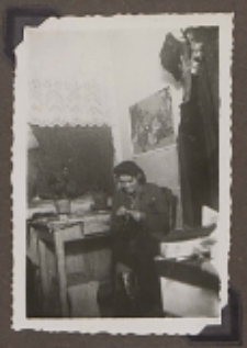 Fotografie z albumu rodziny Stanisławy Ladwiniec z Białej Podlaskiej: Stanisława Ladwiniec dzierga na drutach w domu przy ul. Rolniczej