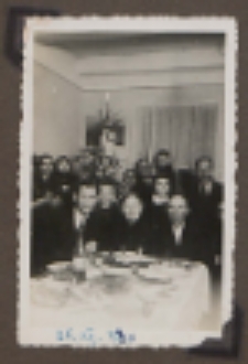 Fotografie z albumu rodziny Stanisławy Ladwiniec z Białej Podlaskiej: rodzina Ladwińców podczas świąt Bożego Narodzenia