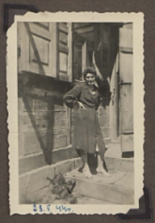 Fotografie z albumu rodziny Stanisławy Ladwiniec z Białej Podlaskiej: Stanisława Ladwiniec przed domem przy ul. Rolniczej 52 (obecnie Narutowicza)