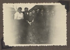 Fotografie z albumu rodziny Stanisławy Ladwiniec z Białej Podlaskiej : grupa osób na podwórku Ladwińców przy ul. Nowej