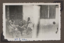 Fotografie z albumu rodziny Stanisławy Ladwiniec z Białej Podlaskiej : koleżanki przed domem