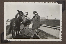 Fotografie z albumu rodziny Stanisławy Ladwiniec z Białej Podlaskiej : przy torach kolejki wąskotorowej w Białej Podlaskiej